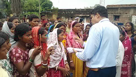 जगह खाली करने का नोटिस देने आये ईसीएल अधिकारियों का ग्रामीणों ने किया विरोध