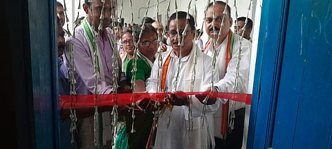 विधायक मोहन चंद्र नस्कर सौर विद्युत परिसेवा का उद्घाटन करते हुए