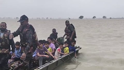 बचाव कार्य में जुटी सेना