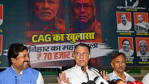 पटना में पत्रकारों को संबोधित करते हुए कांग्रेस नेता पवन खेड़ा