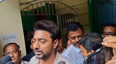 संवाददाताओं से बात करते घाटाल के सांसद दीपक अधिकारी उर्फ देव
