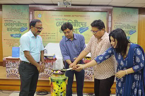 एडीएम जिला परिषद सौमेन पाल कलाकार कार्यशाला का उद्घाटन करते हुए