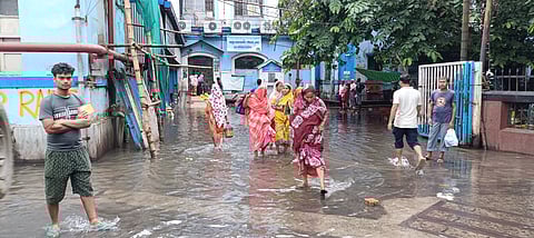 लगातार बारिश से जन जीवन अस्त-व्यस्त