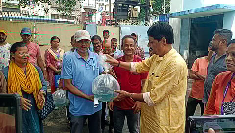 डेंगू को रोकने के लिए निगम ने बांटे 20000 गप्पी मछलियां