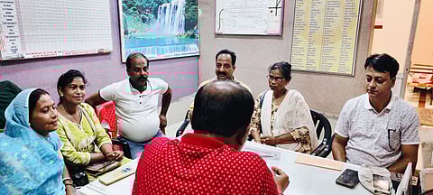 नोडल संपर्क को लेकर बर्नपुर एवं दामोदर रेलवे स्टेशन के मैनेजर को सौंपा गया ज्ञापन