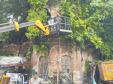 रिजेंट पार्क में मकान का हिस्सा ढहा