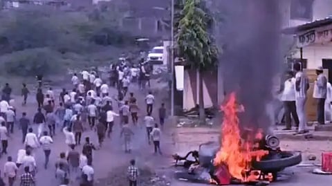 यवत में हिंसा के दौरान एक दृश्य