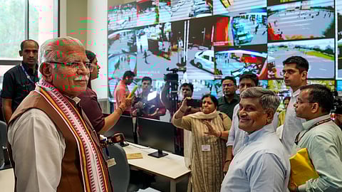 उद्घाटन से पहले कर्तव्य भवन का निरीक्षण करते हुए केंद्रीय शहरी विकास मंत्री मनोहर लाल खट्टर