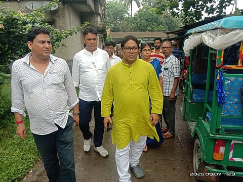 विधायक डॉ. आलोक जलदाता 'आमादेर पाड़ा आमादेर समाधान' शिविर का दौरा करते हुए साथ में उदय हालदार व अन्य