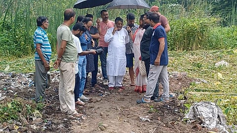 चुंचुड़ा के विधायक असित मजूमदार घटनास्थल पर पहुंच कर तालाब पाटने की घटना को लेकर बातचीत करते हुए
