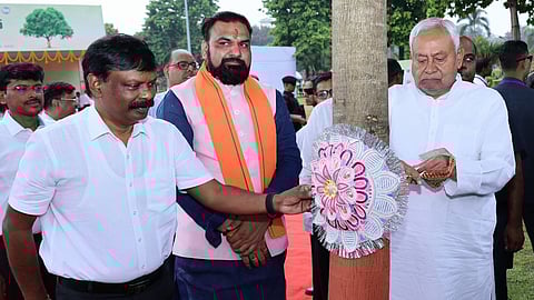 पटना में पेड़ को राखी बांधते हुए सीएम नीतीश कुमार