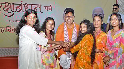 सीएम भजनलाल शर्मा को रक्षा सूत्र बांधती हुईं छात्राएं