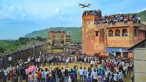 कृत्रिम बारिश को देखने के लिए उमड़े सैकड़ों ग्रामीण