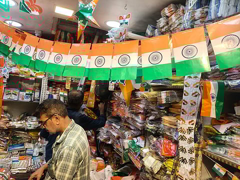 स्वतंत्रता दिवस पर तिरंगे की धूम, झंडों की बिक्री में 15 से 20% बिक्री में आयी उछाल