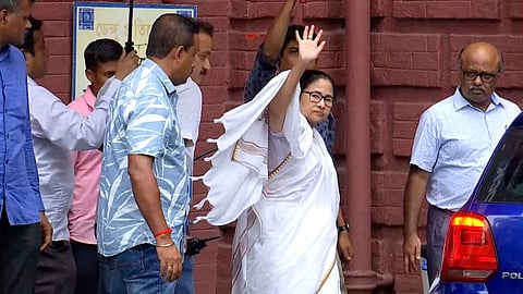 Independence Day Parade: परेड में शामिल छात्राएं अचानक पड़ी बीमार, मिलने पहुंची CM Mamata Banerjee