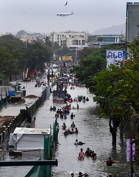 भारी बारिश के बाद मुंबई के एक इलाके में हुआ जलजमाव