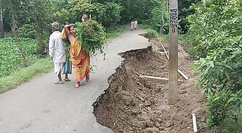 घाटाल के एक गांव की सड़क जो बाढ़ के पानी में बह गई