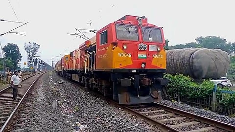 ओवरहेड तार टूटने से रुकी ट्रेन