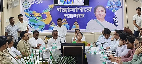 गंगासागर मेले 2026 की पहली तैयारी बैठक को संबोधित करते हुए डीएम सुमित गुप्ता साथ में हैं मंत्री बंकिम चंद्र हाजरा, नीलिमा मिस्त्री विशाल, सांसद बापी हालदार व अन्य