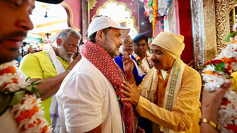 सीतामढ़ी के प्रसिद्ध जानकी देवी मंदिर में पूजा-अर्चना करते हुए कांग्रेस नेता राहुल गांधी