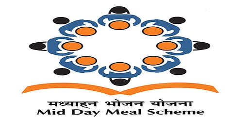 आंगनवाड़ी केंद्र में चावल और दाल में कीड़े पाए जाने से लोगों में क्षोभ