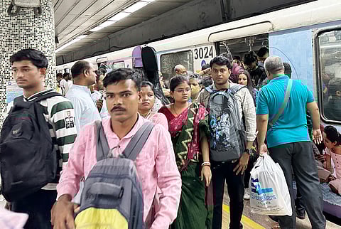 मेट्रो से यात्रियों की भीड़ बाहर निकलती हुई