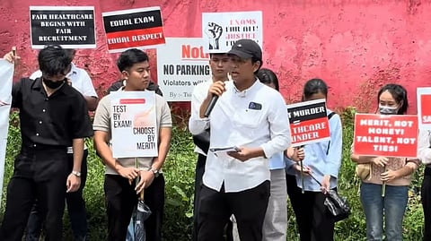 नगालैंड मेडिकल स्टूडेंट्स एसोसिएशन के कार्यकर्ता विरोध प्रदर्शन के दौरान