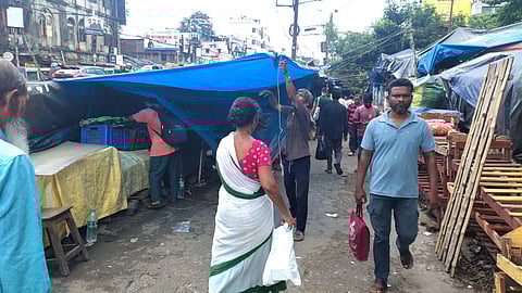 केएमसी के कार्रवाई के बाद सियालदह स्टेशन परिसर से डाला हटाते हॉकर