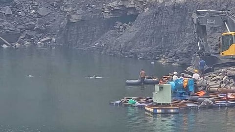 खदान में वैन गिरी