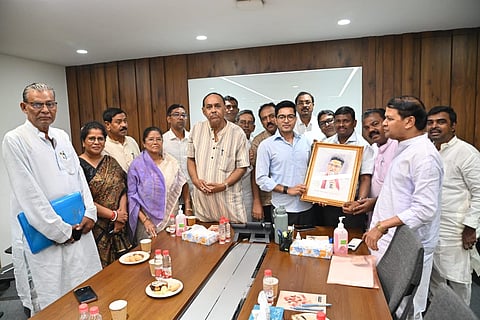 सांसद अभिषेक बनर्जी के साथ सांगठनिक बैठक के बाद एमपी बापी हालदार उनकी स्कैच प्रदान करते हुए, साथ में हैं कई तृणमूल नेता