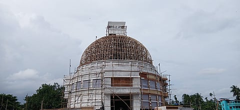 बाटानगर न्यू लैंड पूजा कमेटी की ओर से धवलगिरि के बौद्ध मंदिर की तर्ज पर बनाया जा रहा पंडाल