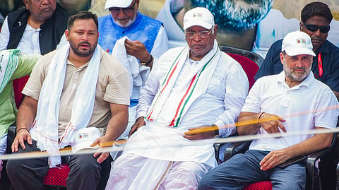 मल्लिकार्जुन खरगे, राहुल गांधी व अन्य (फाइल फोटो)
