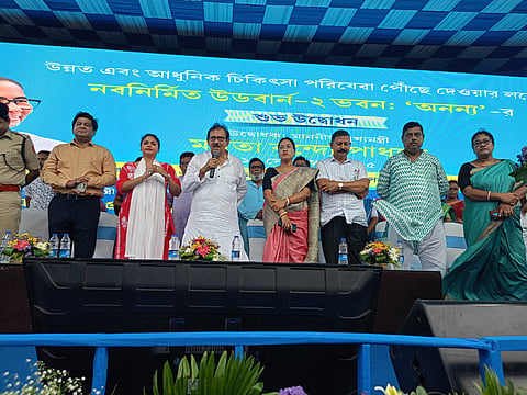 बारुईपुर पश्चिम के विधायक विमान बनर्जी उद्घाटन के दौरान वक्तव्य रखते हुए, साथ में हैं डीएम सुमित गुप्ता व अन्य