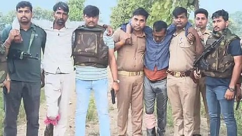 पुलिस मुठभेड़ में दोनों के पैर में गोली लगी