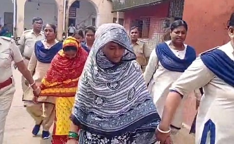 अभियुक्त दोनों महिलाओं को ले जाती पुलिस