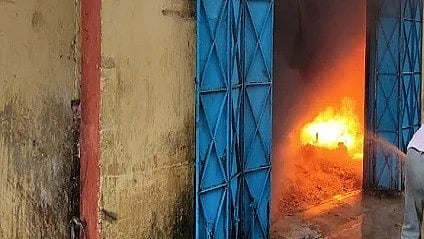 प्लास्टिक फैक्टरी में लगी आग