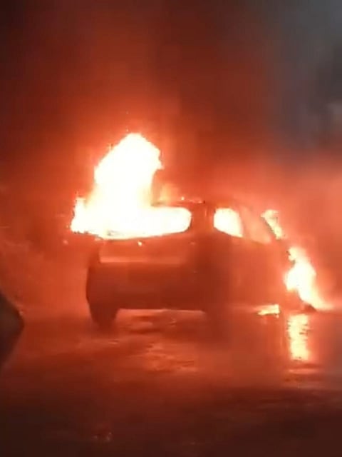 कार में लगी आग की तस्वीर