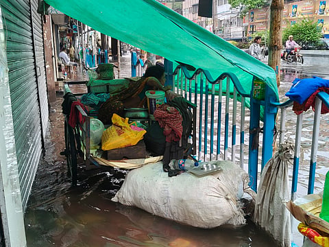 फुटपाथ पर रहने वाले लोगों का बह गया आसियाना