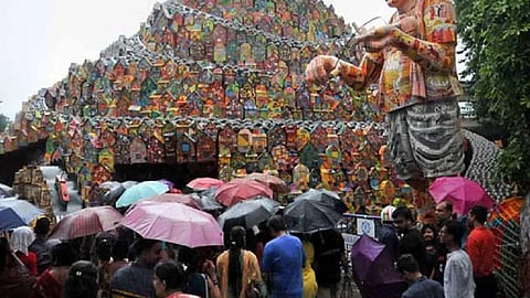 बारिश के बावजूद बना रहा पूजा पंडालों में जाने का उत्साह