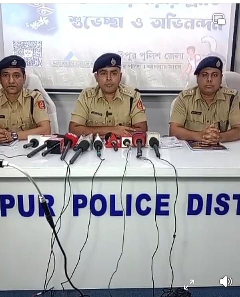 बारुईपुर पुलिस के एसपी पलाश चंद्र ढाली प्रेस कांफ्रेंस को संबोधित करते हुए