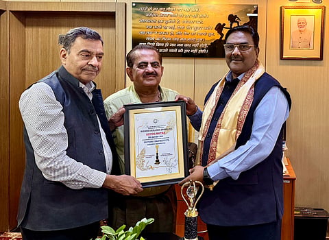 ईसीएल के सीएमडी सतीश झा को सम्मानित करते वीके ढल एवं जगदीश बागड़ी