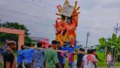 परंपरा की अनोखी मिसाल : कंधों पर सवार होकर आई मां दुर्गा