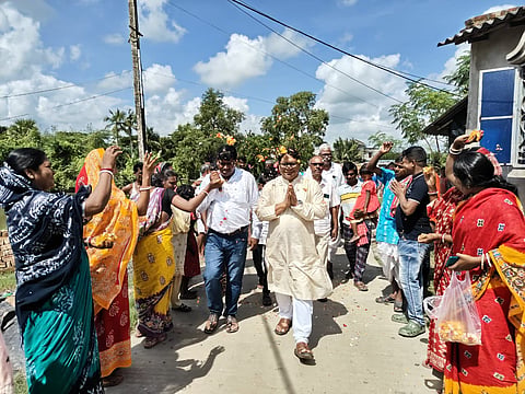 रायदीघी के विधायक डॉ. आलोक जलदाता दुर्गापूजा पंडाल का परिदर्शन करते हुए