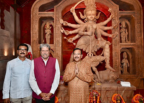 सुरुचि संघ पहुंचे कपिल देव, मंत्री अरूप विश्वास साथ बजाया ढाक