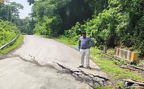 राष्ट्रीय राजमार्ग 4 की क्षतिग्रस्त सड़क का दृश्य