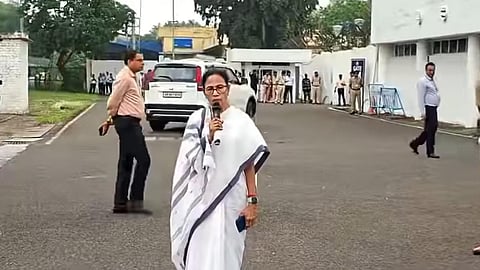 मीडिया को संबोधित करतीं सीएम ममता बनर्जी