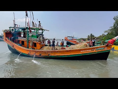 सांकेतिक ट्रॉलर की तस्वीर