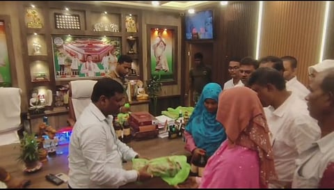 सांसद बापी हालदार खाद्य सामग्री बांटते हुए