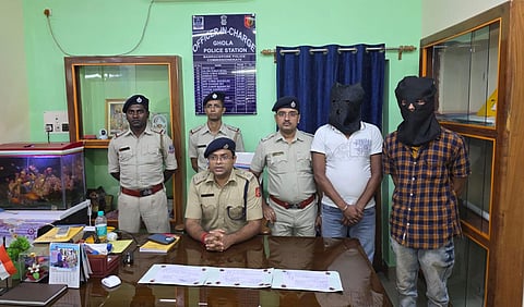 Police operation in Ghola: 2 smugglers arrested with 28 grams of brown sugar