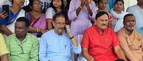 पंचेत में धरना देते मंत्री मलय घटक, विधायक हरेराम सिंह व अन्य